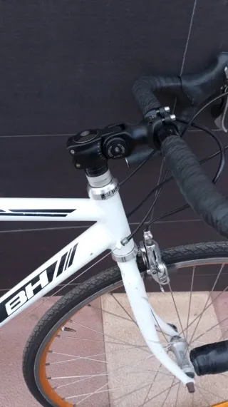 Bicicleta de carretera BH blanca