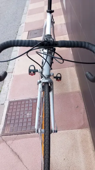 Bicicleta de carretera BH blanca