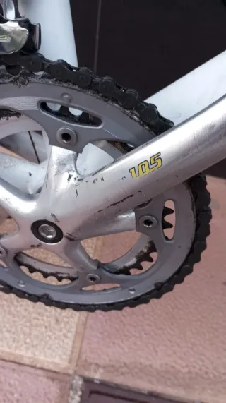 Bicicleta de carretera BH blanca