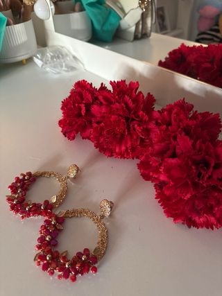 Pendientes Aro Dorados con Flores Rojas