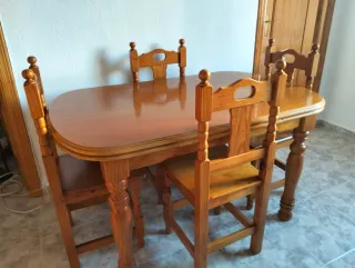 Mesa y 4 sillas de comedor de madera