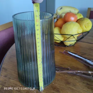 Jarrón de cristal verde acanalado