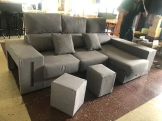 Sofá modular gris con almacenaje