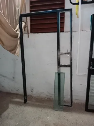 Puerta de cristal y aluminio negra