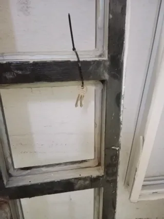 Puerta de cristal y aluminio negra