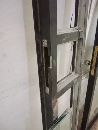 Puerta de cristal y aluminio negra