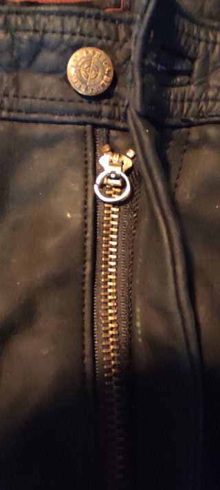 Pantalón de cuero negro con cordones