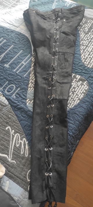 Pantalón de cuero negro con cordones