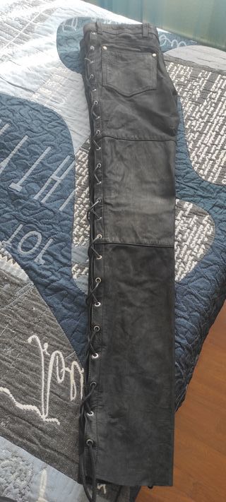 Pantalón de cuero negro con cordones