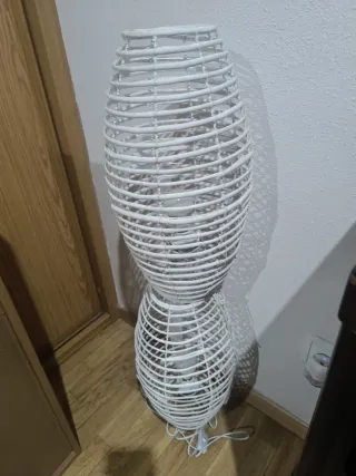 Lámpara de pie de mimbre blanco