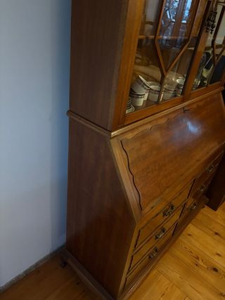 Mueble bar clásico con vitrina de madera