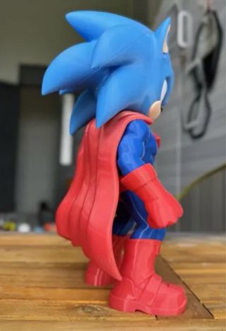 Figura Sonic con traje de Superman