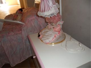 Cama infantil rosa, mesita de noche con accesorios