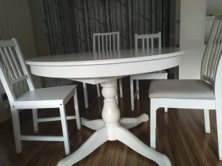 Mesa redonda blanca y 4 sillas