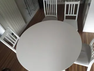 Mesa redonda blanca y 4 sillas