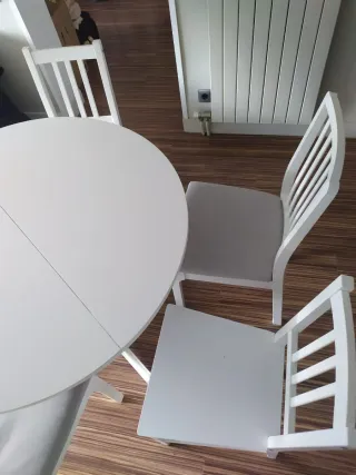 Mesa redonda blanca y 4 sillas