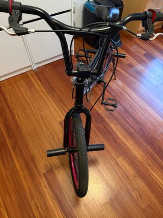 Bicicleta BMX Negra Ruedas Rojas