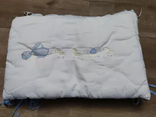 Protector de cuna blanco y azul