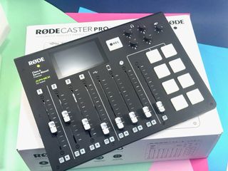 Rode Rodecaster Pro Mesa Mezclas Podcast