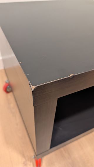 Mesa auxiliar negra con ruedas