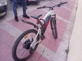 Bicicleta Eléctrica Gris y Roja