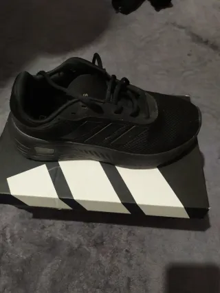 Zapatillas Adidas Negras y Blancas