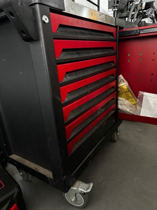 Carro de herramientas rojo y negro