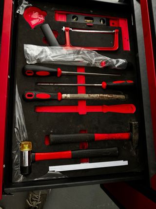 Carro de herramientas rojo y negro