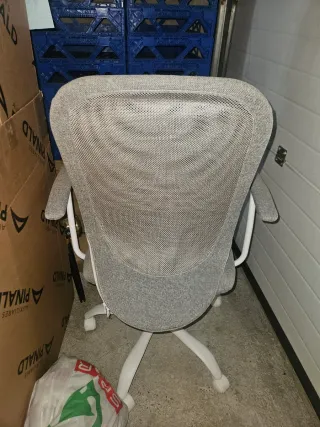 Silla de oficina gris y blanca