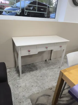 Mesa de tocador blanca con cajones