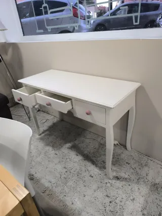 Mesa de tocador blanca con cajones