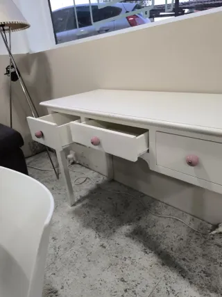 Mesa de tocador blanca con cajones