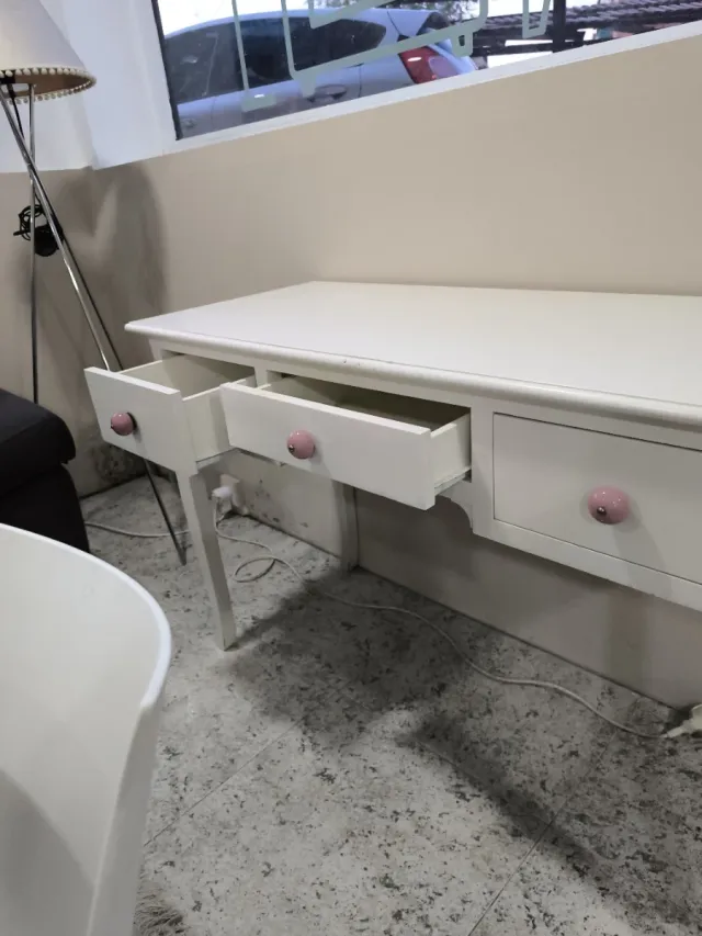 Mesa de tocador blanca con cajones