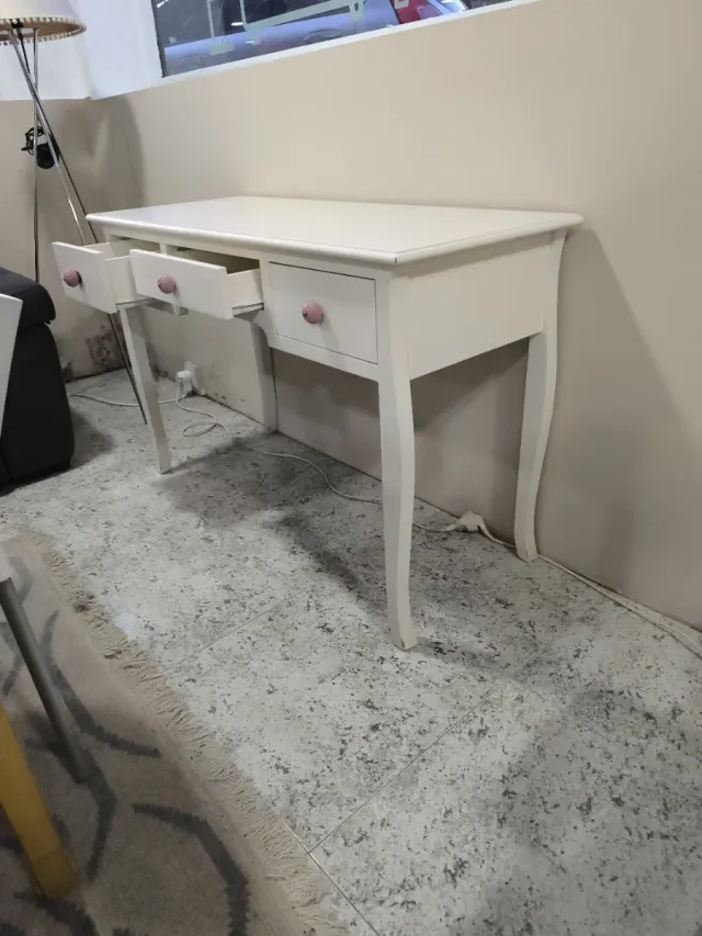 Mesa de tocador blanca con cajones