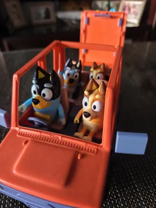 Coche Bluey con figuras