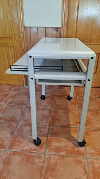 Mesa ordenador con bandeja extraible