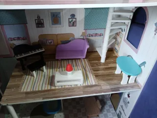 Casa de muñecas rosa con accesorios