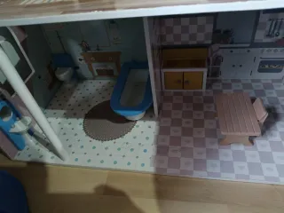 Casa de muñecas rosa con accesorios