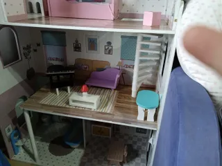 Casa de muñecas rosa con accesorios