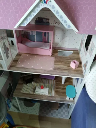 Casa de muñecas rosa con accesorios