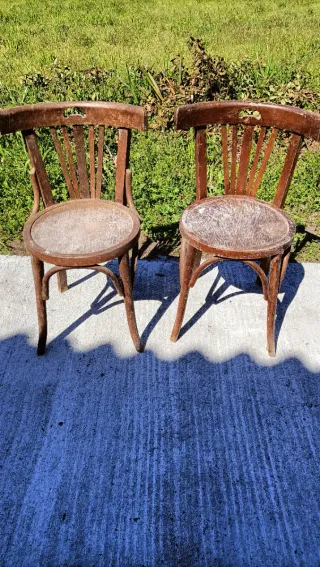 Juego de 2 sillas de madera antiguas