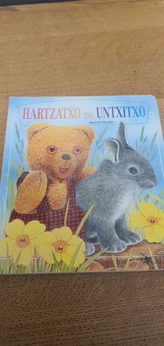 Hartzatxo eta Untxitxo (Osito y Conejito).