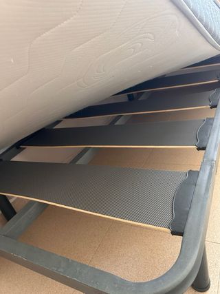 Cama individual con colchón y mesita