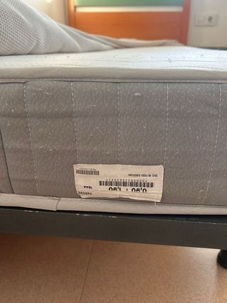 Cama individual con colchón y mesita