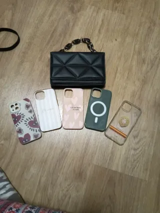Bolso negro y 5 fundas iPhone