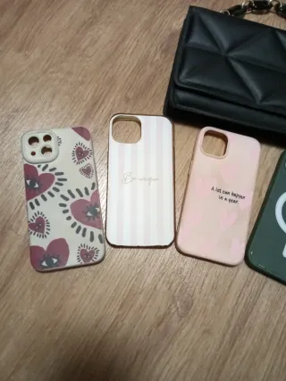 Bolso negro y 5 fundas iPhone