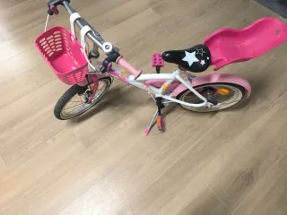 Bicicleta infantil rosa con cesta