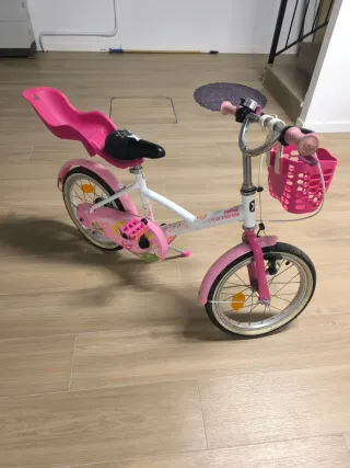 Bicicleta infantil rosa con cesta