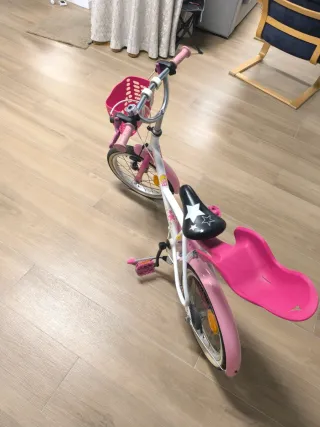 Bicicleta infantil rosa con cesta