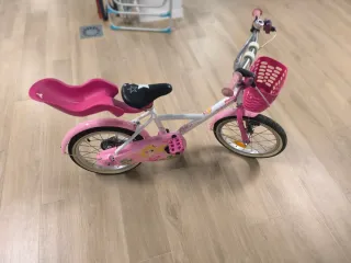 Bicicleta infantil rosa con cesta
